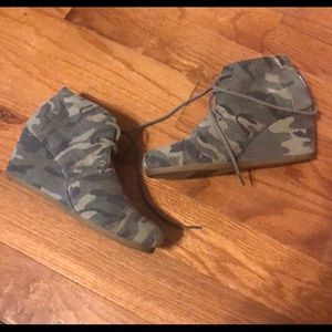 Toms Wedge Bootie Camo